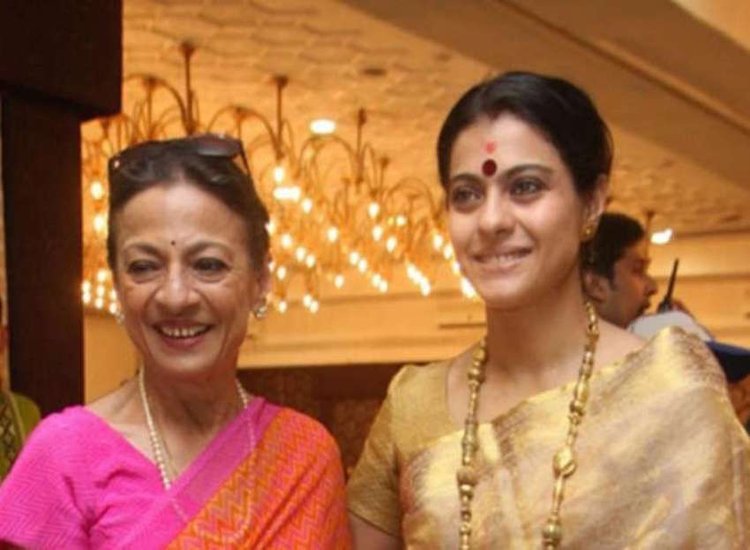काजोल की मां तनुजा भी मशहूर अदाकारा रही हैं। वह धर्मेंद्र और उनकी दोनों पत्नियों के भी काफी करीब रही हैं। हेमा मालिनी तो उनकी खास दोस्तों में शुमार हैं। (यह भी पढ़ें: 13 साल छोटी हैं धर्मेंद्र से हेमा मालिनी, इन 8 एक्टर्स में से कुछ तो पत्नी से 29 साल तक हैं बड़े )
