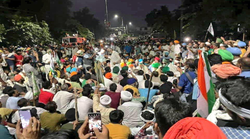 सीएम आवास के करीब जुटे हजारों किसान, लाठी मारने की बात करने वाले आईएएस को सस्पेंड कराने पर अड़े, सुरक्षा बलों की 40 कंपनियां तैनात