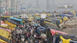 किसान आंदोलन पर सुप्रीम कोर्ट ने पूछा- हाईवे को हमेशा के लिए कैसे ब्लॉक कर सकते हैं?