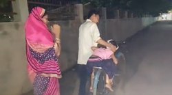 फिरोजाबाद में बुखार से हाहाकार! साइकिल पर बच्चे को ले अस्पताल पहुंचे पर‍िजन, AAP बोली- योगी सरकार में न बिस्तर, न इलाज