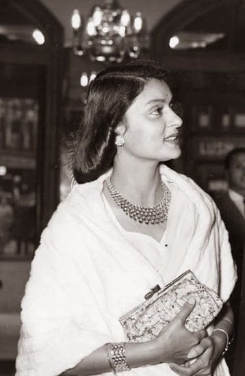 गायत्री देवी तीन बार लोकसभा सांसद रहीं। उन्होंने 1962, 1967 और 1971 का लोकसभा चुनाव जीता था।  