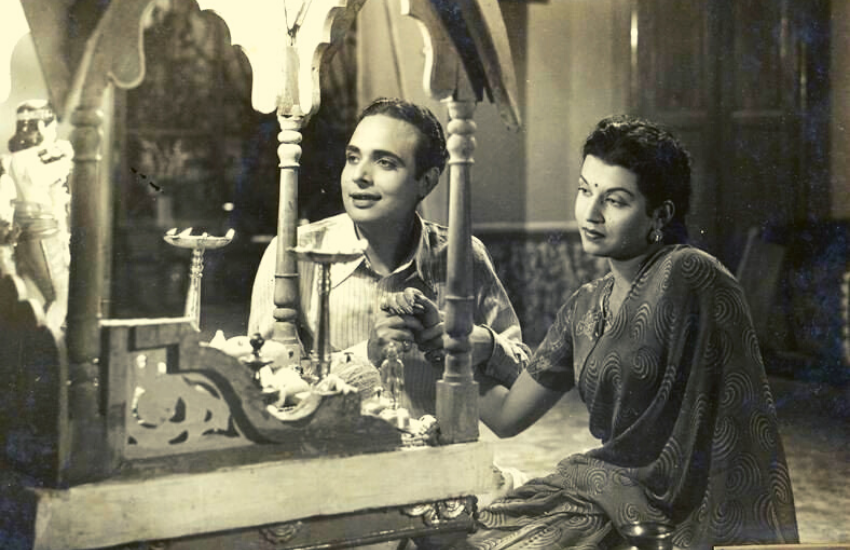 गोविंदा की मां निर्मला देवी एक्ट्रेस और पिता अरुण अहूजा भी एक एक्टर और डायरेक्टर थे। लेकिन कई फिल्में फ्लाप होने से उनके परिवार में गरीबी के बादल छा गए थे। ऐसे में उनकी मां ने एक बड़ा फैसला ले लिया था।