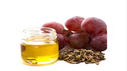 चेहरे को निखारने में कारगर है अंगूर के बीज का तेल, जानिये हैरान कर देने वाले फायदे