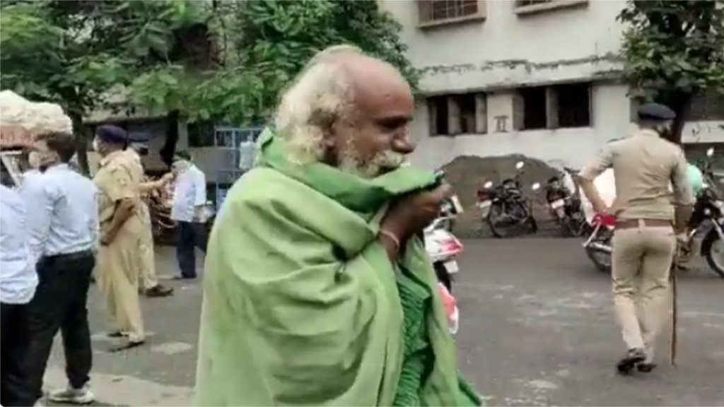 गुजरात के सूरत में सालों पुराने रामदेव पीर के मंदिर को ढहाए जाने पर मंदिर के पुजारी पुलिसकर्मियों और नगर निगम के अधिकारियों के सामने ही रोने लगे। (फोटो - ट्विटर/IPSinghSp)