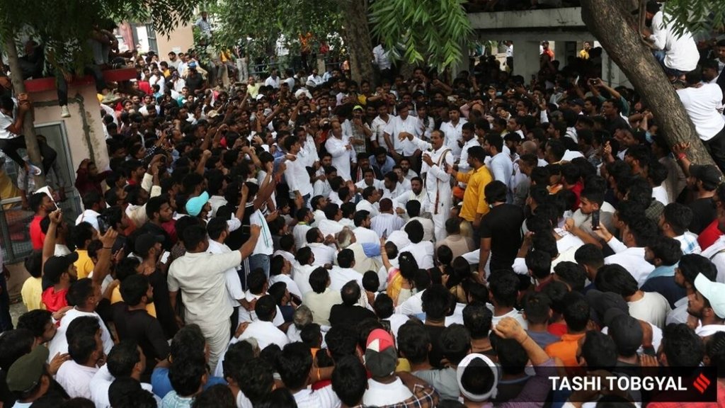 दादरी के पीजी कॉलेज में लगी मिहिर भोज की प्रतिमा से गुर्जर शब्द हटाने से गुस्साए गुर्जर समाज के लोगों ने रविवार को महापंचायत किया और सरकार को जल्दी इसे ठीक करने की चेतावनी दी। (एक्सप्रेस फोटो: ताशी तोब्ग्यल)