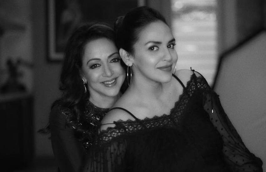 Esha Deol Dharmendra Hema Malini: ईशा हेमा मालिनी और धर्मेंद्र की बड़ी बेटी हैं। सनी देओल  (Sunny Deol ) और बॉबी देओल (Bobby Deol) ईशा के सौतेले भाई हैं। ईशा अपनी पहली प्रेग्नेंसी के दौरान बीमारी का शिकार हो गई थीं। इस बीामारी ने पूरे परिवार को चिंता में डाल दिया था:  