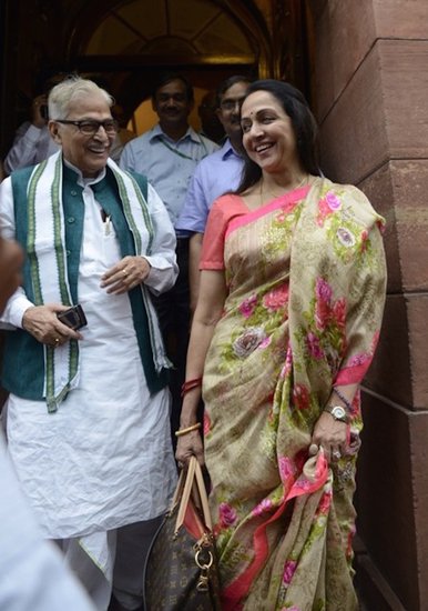 हेमा मालिनी के मुताबिक सदस्य भले संसद की चारदीवारी के अंदर दलों के नेता की तरह व्यवहार करते हों लेकिन बाहर वह अच्छे दोस्त भी होते हैं। अकसर साथ बैठ कर मस्ती करते हैं। चुटकुले सुनाते हैं, हंसते हंसाते हैं और पार्टियां करते हैं।