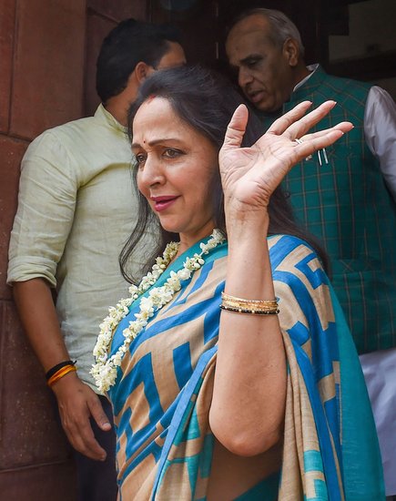 हेमा मालिनी ने बताया है कि आज भले उनकी बेटियों के पास ऐश-ओ-आराम की सारी चीजें मौजूद हैं लेकिन जब वह खुद छोटी थीं तब उनके पास लग्जरी के नाम पर सिर्फ एक रेडियो था। यही रेडियो पूरे परिवार के मनोरंजन का साधन हुआ करता था। 