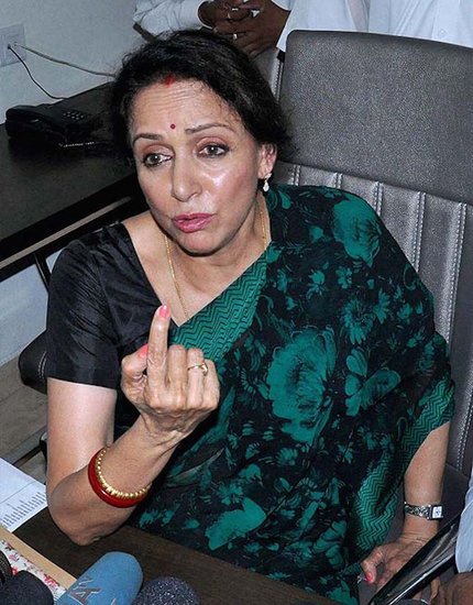 हेमा मालिनी संसद जाने के लिए काफी एक्साइटेड थीं। हेमा मालिनी को शपथग्रहण के लिए दो दिन में से कोई चुनना था। हेमा ने 16 अक्टूबर 2003 की तारीख चुनी।