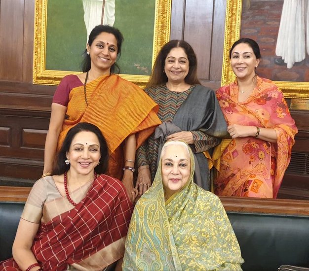 आज हेमा मालिनी के पास किसी चीज की कमी नहीं है। उनके पास ढाई अरब की संपत्ति है। दोनों बेटियां अच्छे घरों में ब्याही गई हैं। सब कुछ सही है। लेकिन आज भी वह अपने पुराने दिनों को याद कर काफी रोमांचित हो उठती हैं।