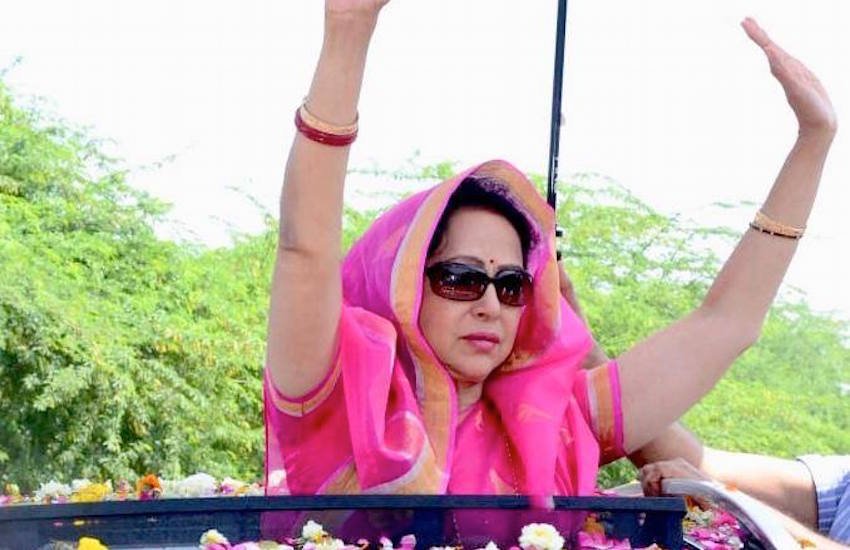 मां के निधन के बाद हेमा मालिनी को इस बात का संतोष रहा कि वह आखिरी बार मां के गले लग कर उनसे अपने दिल की बात कह सकी थीं। लेकिन उन्हें ये पछतावा भी हमेशा रहा कि काश वह अपनी मां की बात सुन उस दिन शूटिंग पर ना गई होतीं।
