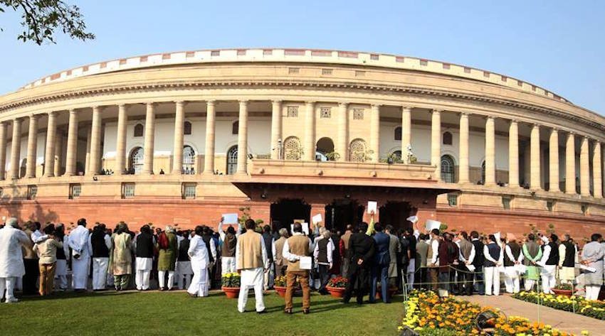 राजनीति में अकसर धनबल की बात होती है। ऐसी धारणा बनी है कि राजनीति करने और चुनाव जीतने के लिए काफी संपत्ति  की जरूरत होती है। हालांकि मौजूदा लोकसभा के कुछ सांसदों ने इस धारणा को गलत साबित किया है। पूरे देश से 9 ऐसे सांसद चुनकर लोकसभा पहुंचे जिनकी संपत्ति 10 लाख रुपए से भी कम है। आइए जानते हैं ऐसे ही सांसदों के नाम और उनकी कुल संपत्ति  :