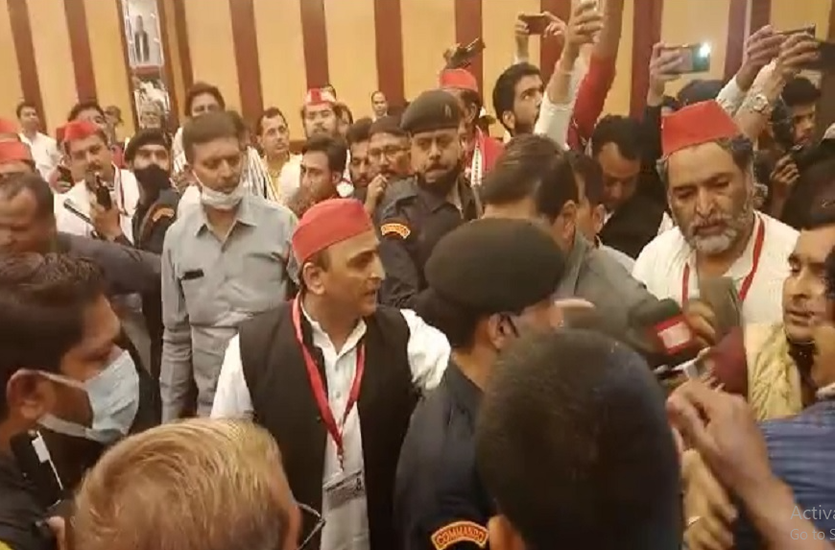 पतत्रकारों का आरोप था कि अखिलेश के इशारे पर ही उनके सुरक्षाकर्मियों और समर्थकों ने पत्रकारों पर हमला किया था। इस दौरान कई पत्रकार होटल के रसोईं में छिपकर अपनी जान बचाई, जबकि कई घायल हो गए और उनके कैमेर आदि टूट गए थे।