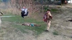 पुलिस की गोली से ढेर हुए प्रदर्शनकारी की छाती पर कूदा कैमरामैन, बरसते डंडों के बीच चलाता रहा लात घूंसे, DGP बोले- होगी कार्रवाई