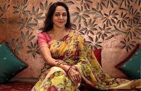 ‘द क्विंट’ से हेमा मालिनी ने बताया था कि उनके प्रोड्यसर बी अनंतस्वामी ने उनकी मां को सलाह दी थी कि उन्हें पॉपुलैरिटी हासिल करने के लिए बड़ी फिल्मों के प्रीमियर शो में भाग लेना शुरू कर देना चाहिए।