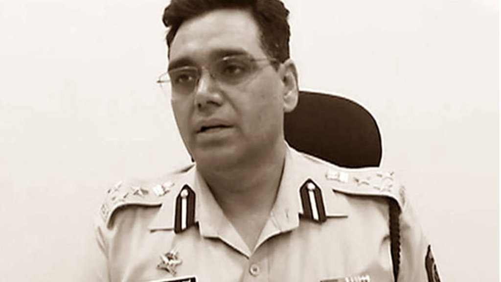 चौथी बार में यूपीएससी पास करने वाले 2005 बैच के आईपीएस मनोज शर्मा की कहानी किसी फिल्म से कम नहीं है। (फोटो: सोशल मीडिया)