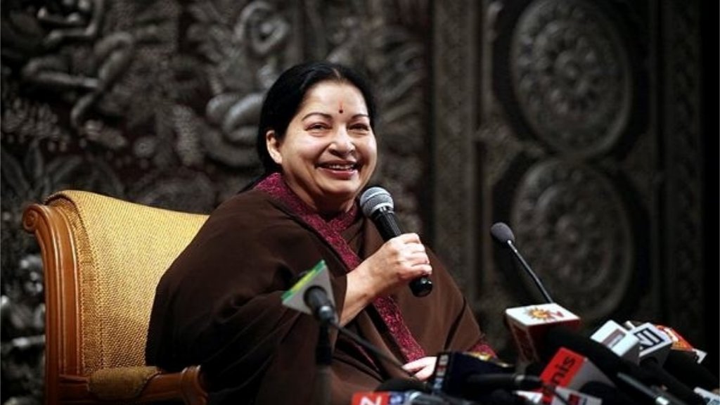 साड़ी खींचने की घटना से गुस्साई जयललिता ने प्रतिज्ञा लेते हुए कहा था कि वे मुख्यमंत्री बनकर ही दोबारा से सदन में लौटेंगी। (एक्सप्रेस फोटो)