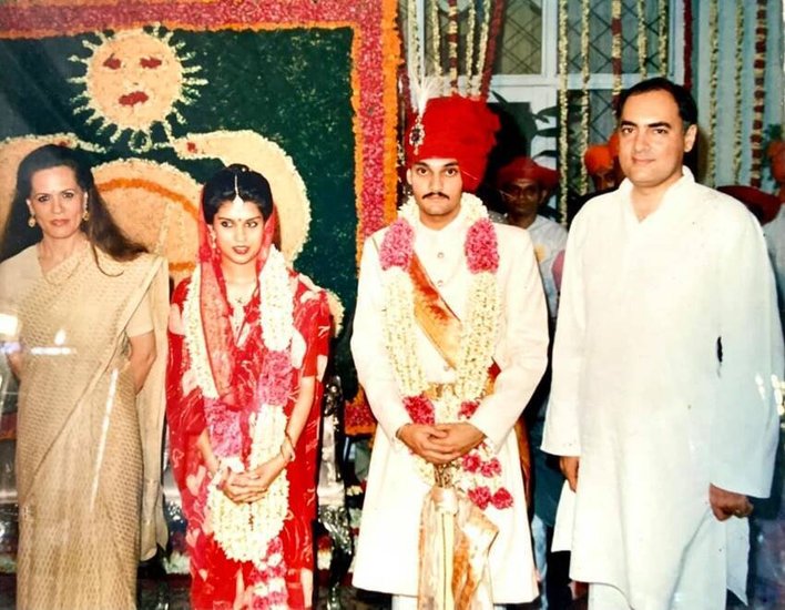 माधवराव सिंधिया ने अपनी बेटी चित्रांगदा सिंह की शादी कांग्रेस के बड़े नेता कर्ण सिंह के बेटे विक्रमादित्य से की थी। ज्योतिरादित्य के पिता कर्ण सिंह के समधी थे। (यह भी पढ़ें: राजघराने में हुई है ज्योतिरादित्य सिंधिया की इकलौती बहन की शादी, जानिए क्या करते हैं बहनोई )