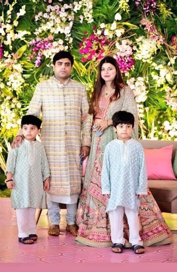 बिहार के डिप्टी सीएम रह चुके तेजस्वी यादव और मुलायम सिंह यादव के पोते तेज प्रताप सिंह यादव जीजा साले हैं। तेज प्रताप फिरोजाबाद से लोकसभा सांसद रह चुके हैं। उनकी शादी तेजस्वी यादव की बहन राजलक्ष्मी से हुई है।(यह भी पढ़ें: माधवराव सिंधिया से अखिलेश यादव तक, आपस में समधी हैं ये 10 राजनेता )