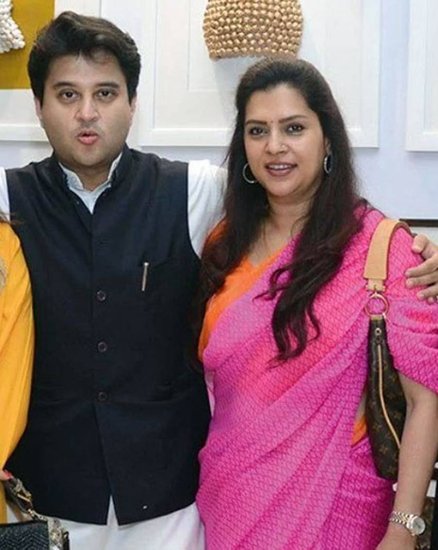ज्योतिरादित्य सिंधिया की एक बहन हैं चित्रांगदा सिंह। चित्रांगदा ज्योतिरादित्य से ४ साल बड़ी हैं। उनके पास दिल्ली नंबर की ५ सीटर ईको स्पोर्ट्स कार है। 