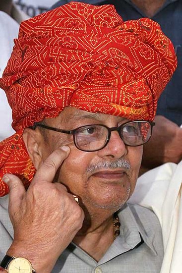 ऐश्वर्य सिंह मध्य प्रदेश के पूर्व मुख्यमंत्री  और कांग्रेस के दिवंगत नेता अर्जुन सिंह के नाती हैं। ( यह भी पढ़ें: प्रेग्नेंसी में ही हो गया था तलाक, वसुंधरा राजे के बेटे की पिता से 29 साल तक चली लड़ाई )