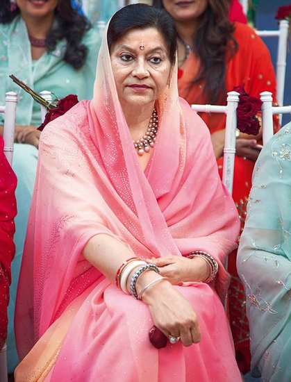 देवयानी राणा की मां उषा राजे की शादी नेपाल के राजघराने में हुई है। उषा राजे के पति का नाम शमशेर जंग बहादुर राणा है।(यह भी पढ़ें: किसी की हो गई मौत तो किसी का हुआ तलाक, जानिए किस हाल में हैं विजया राजे की चारों बेटियां )