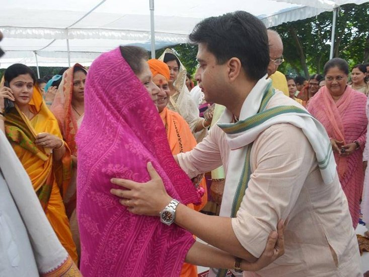 ज्योतिरादित्य सिंधिया की छोटी बुआ यशोधरा राजे मध्य प्रदेश सरकार में मंत्री हैं। उन्होंने 2018 में चुनाव आयोग को बताया था कि उनके पास दो जीप है।