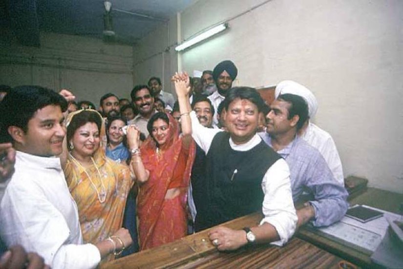 अपने ही किले में अपने ही परिवार के बनाए स्कूल में एक बार माधवराव सिंधिया ने की पिटाई हो गई थी। दरअसल स्कूल के कुछ लड़कों ने उनकी रैगिंग लेते हुए उनसे मारपीट कर दी थी। ( यह भी पढ़ें: प्रेग्नेंसी में ही हो गया था तलाक, वसुंधरा राजे के बेटे की पिता से 29 साल तक चली लड़ाई )