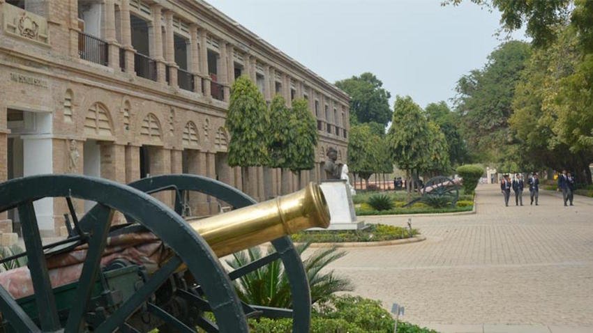 सलमान खान देश के प्रसिद्ध द सिंधिया स्कूल में 3 साल पढ़ें हैं। उनके भाई अरबाज खान भी साथ ही पढ़ा करते थे।