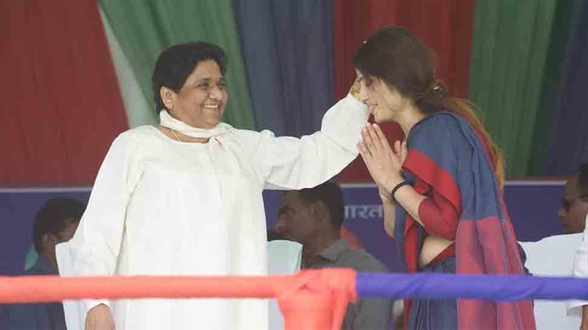 मायावती और डिंपल का जन्मदिन एक ही दिन पड़ता है। 2019 में 15 जनवरी को डिंपल और मायावती ने एक साथ जन्मदिन की बधाई दी और मायावती ने उनके लिए फूल और केक भी भेजा था। अखिलेश ने राजनैतिक संबंध को बल देने के लिए मायावती का जन्मदिन को पत्नी के जन्मदिन से ज्यादा महत्व दिया था।