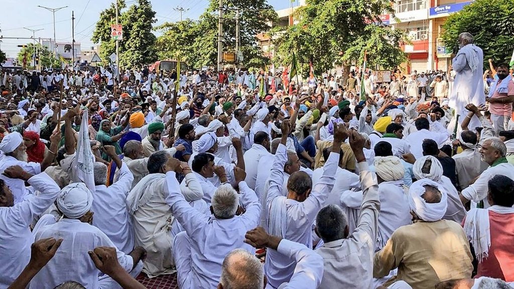 सिर फोड़ने का आदेश देने वाले आईएएस अधिकारी आयुष सिन्हा के खिलाफ कार्रवाई की मांग को लेकर किसान लगातार तीसरे दिन भी करनाल स्थित लघु सचिवालय के बाहर डटे हुए हैं। (फोटो - पीटीआई) 