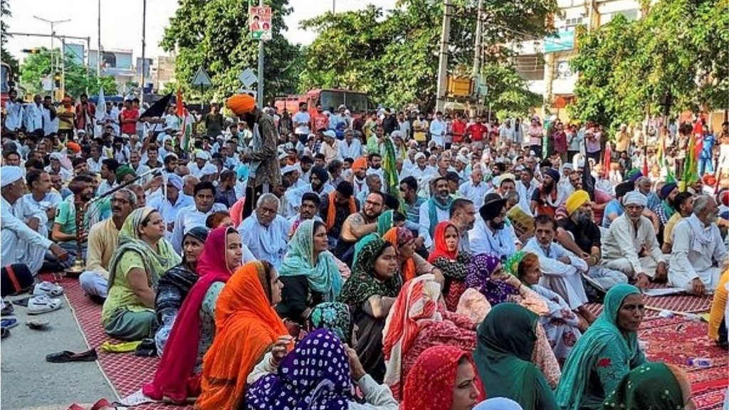 आईएएस अधिकारी आयुष सिन्हा के खिलाफ कार्रवाई और मृतक किसान के परिवार के लिए मुआवजे की मांग को लेकर किसान लगातार चौथे दिन भी करनाल स्थित लघु सचिवालय के बाहर डटे हुए हैं। (फोटो – पीटीआई) 