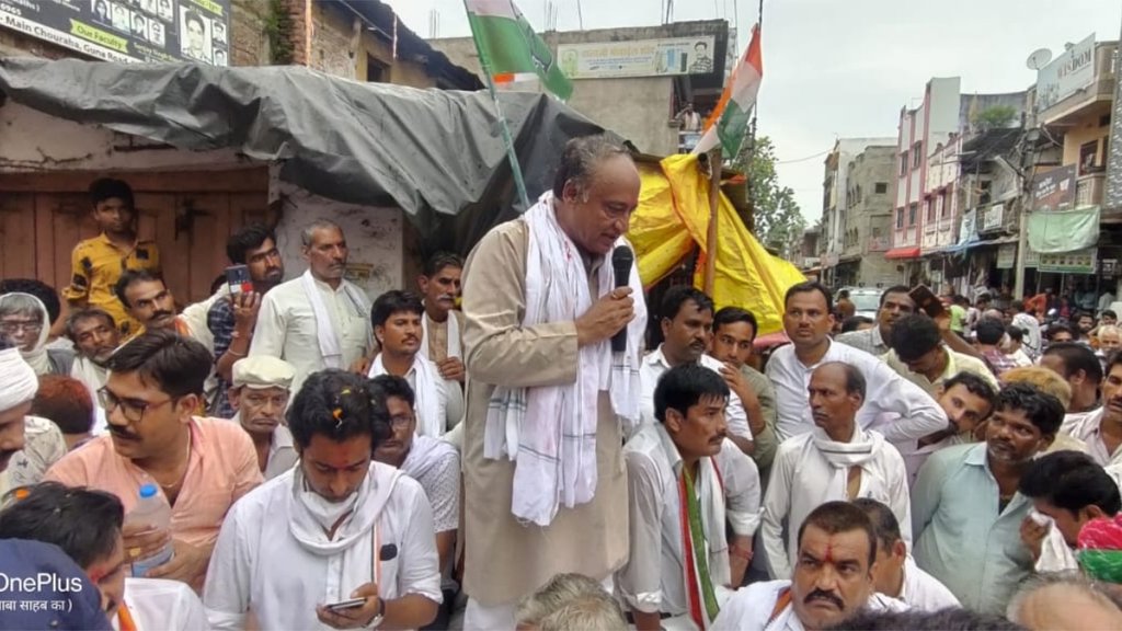 शनिवार को कांग्रेस विधायक लक्ष्मण सिंह ने कार्यकर्ताओं को संबोधित करने के दौरान गुना के कलेक्टर को अपशब्द कहे और उनके खिलाफ बदजुबानी की। (फोटो - ट्विटर/@JVSinghINC )