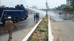 सुखबीर बादल से सवाल पूछने गए किसानों पर पुलिस का लाठीचार्ज, पानी की बौछार के बाद 35 अरेस्ट