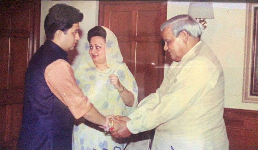 इस सीट पर माधवराव सिंधिया का मुकाबला बीजेपी के अटल बिहारी वाजपेयी से था। मुकाबला बेहद रोचक हो चला था।