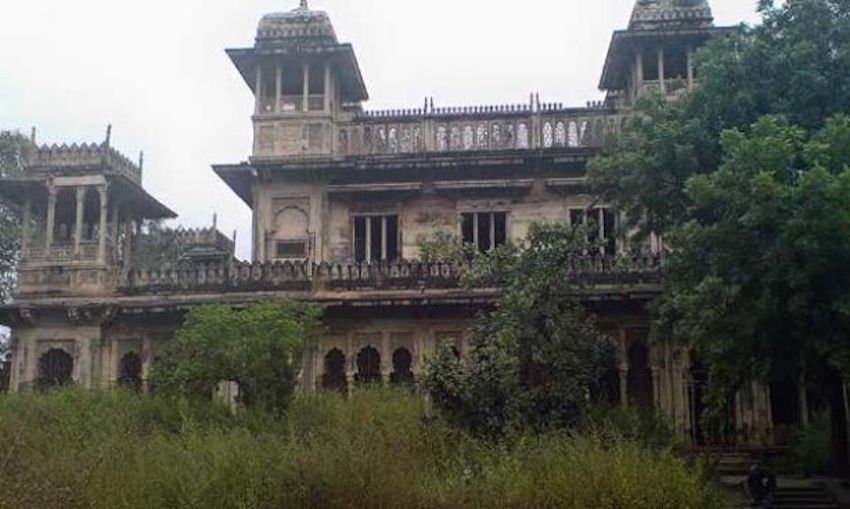 इमरजेंसी के बाद माधवराव सिंधिया ने सरदार आंग्रे के परिवार वालों पर आरोप लगाया कि वो लोग महल से जाते हुई कई तरह के कीमती सामान अपनी कोठी में उठा ले गए। इतना ही नहीं इमरजेंसी के बाद जब कांग्रेस सत्ता में आई तब माधवराव ने सरदार आंग्रे की कोठी पर छापा भी पड़वाया था।( यह भी पढ़ें: प्रेग्नेंसी में ही हो गया था तलाक, वसुंधरा राजे के बेटे की पिता से 29 साल तक चली लड़ाई )