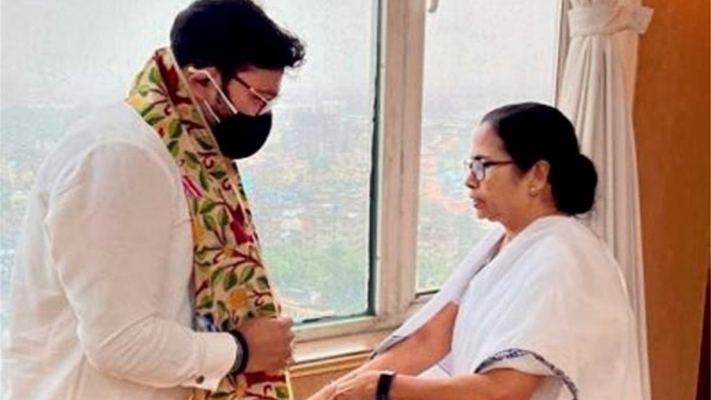 सोमवार को पश्चिम बंगाल की मुख्यमंत्री ममता बनर्जी से मुलाक़ात करने के बाद बाबुल सुप्रियो ने कहा कि उन्होंने जो कुछ भी कहा वह वास्तव में मेरे कानों के लिए संगीत था। (फोटो: पीटीआई) 