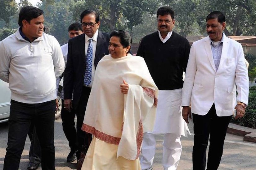 मायावती ने बताया है कि जब वह दिल्ली में रहती थीं तो उनके घर के पास में ही एक दंपत्ति रहता था। उस कपल में से महिला के लिए मोहल्ले में बातें होती थीं कि वह किसी खतरनाक संक्रमण वाले रोग से पीड़ित है। कोई भी उस दंपत्ति के घर नहीं जाता था। बात भी नहीं करता। (यह भी पढ़ें: मायावती के लिए अपनी इकलौती बेटी को दफनाने तक नहीं गए थे ये मुस्लिम विधायक)