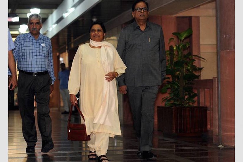 उसे तुरंत इलाज की जरूरत थी, लेकिन तब मायावती के पिता शहर से बाहर थे। मां भी बहुत बीमार थीं और भाई छोटे-छोटे थे। मायावती को अपने भाई के इलाज के लिए गांव से 6 किलोमीटर दूर सरकारी अस्पताल ले जाना था क्योंकि उनके पिता के सरकारी कर्मचारी होने के कारण इलाज मुफ्त में होता।