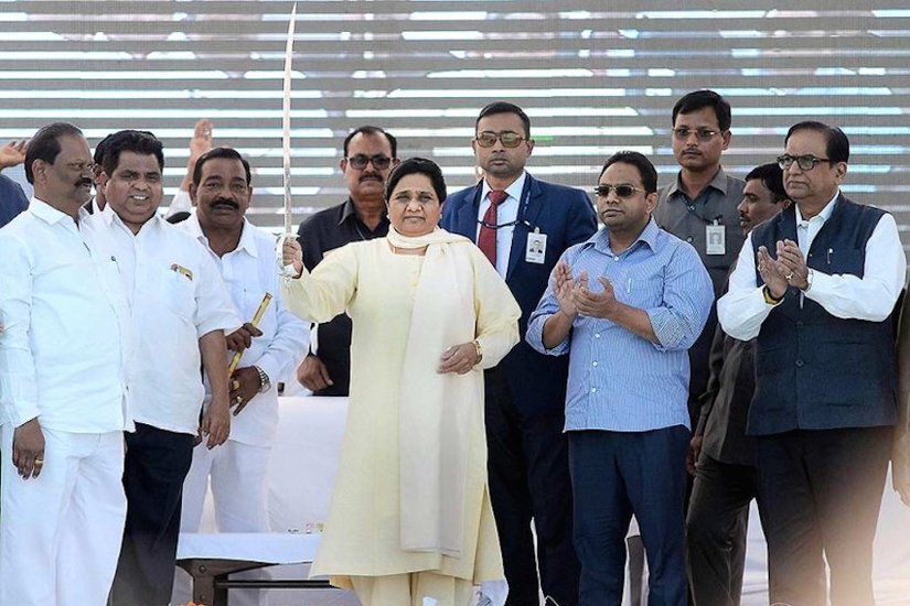 कुछ सालों बाद वह महिला प्रेग्नेंट हुई। एक दिन उस महिला का पति घर में नहीं था और उसे लेबर पेन शुरू हो गया। वह दर्द से कराह रही थी लेकिन कोई भी उसकी मदद को आगे नहीं आ रहा था।मायावती को इस बात की खबर लगी तो उन्होंने महिला की मदद करने की सोची। 