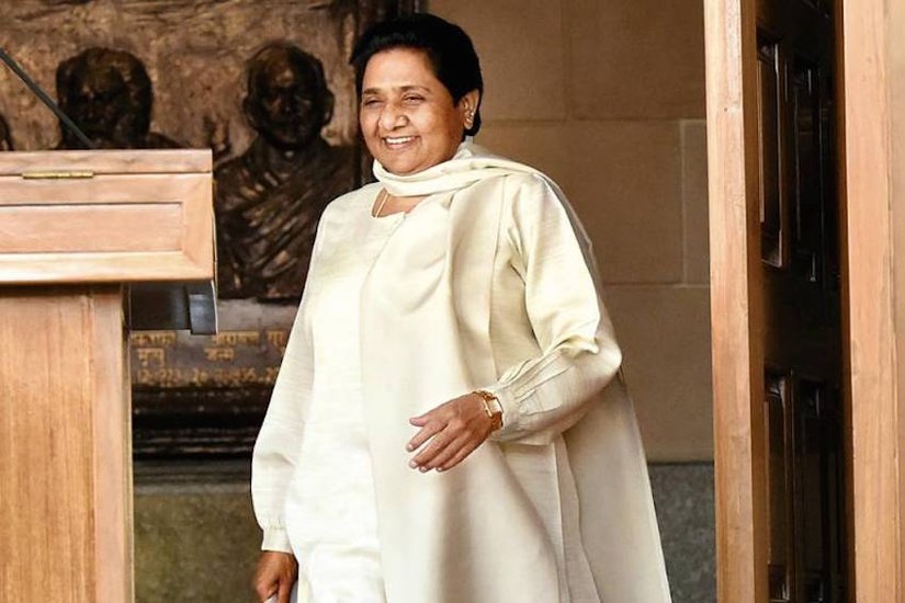 अस्पताल पहुंचकर मायावती ने भाई को जरूरी इंजेक्शन दिलवाए, दवाइयां लीं और फिर वापस पैदल ही घर की ओर उसी रास्ते से निकल पड़ीं। रात 9.30 के करीब वो घर पहुंची।