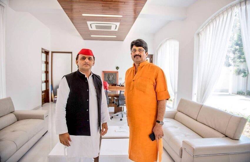 मुलायम ने 2012 में अपने बेटे अखिलेश को सीएम बनाया। अखिलेश ने पिता के भरोसेमंद राजा भैया को अपनी सरकार में जेल मंत्री बना दिया। राजा भैया के साथ समाजवादी पार्टी के दोस्ताना संबंध को अखिलेश ने भी आगे बढ़ाया। हालांकि 2019 में राज्यसभा चुनाव के दौरान दोनों के बीच दरार आई और राजा भैया के लिए समाजवादी पार्टी के दरवाजे हमेशा के लिए बंद हो गए। (यह भी पढ़ें: जब राजा भैया पर भड़क गए थे अखिलेश यादव, याद दिलाया था क्षत्रिय धर्म)