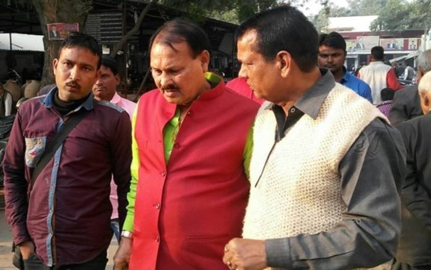 उमाकांत यादव का नाम यूपी के बाहुबलियों में शुमार है। उनपर कई आपराधिक मामले दर्ज हैं। कोर्ट ने उनपर चुनाव लड़ने से प्रतिबंधित भी किया था।(यह भी पढ़ें: जब अपने छोटे भाई को कंधे पर लेकर 6 किलोमीटर पैदल भागी थीं मायावती, खतरे में थी जान)