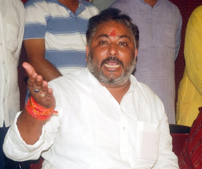 मायावती के राजनीतिक दुश्मनों में बीजेपी नेता दयाशंकर सिंह का नाम भी शुमार है। दयाशंकर मायावती पर अभद्र टिप्पणी के कारण जेल गए। उन्हें बीजेपी से निष्कासित भी होना पड़ा। मायावती ने भी दयाशंकर पर पलटवार करते हुए विवादित टिप्पणी कर दी थी। बाद में दयाशंकर की पत्नी स्वाति सिंह ने बसपा और मायावती के खिलाफ मोर्चा खोला। स्वाति योगी सरकार में मंत्री हैं। (यह भी पढ़ें: मायावती के लिए अपनी इकलौती बेटी को दफनाने तक नहीं गए थे BSP के ये नेता, पार्टी से हो चुके हैं बाहर)