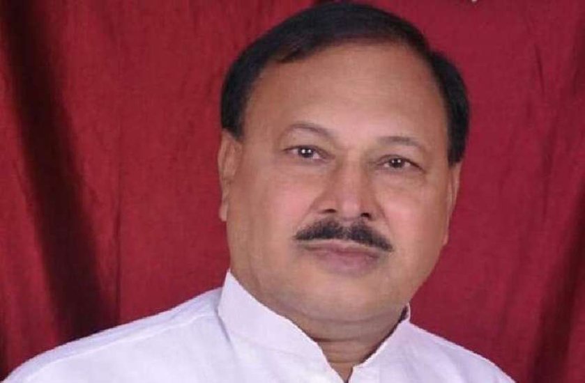चौथा नाम उमाकांत यादव का है। उमाकांत यादव गेस्ट हाउस कांड में आरोपी भी थे। लेकिन इसे राजनीति का स्वार्थ माना जाए या फिर कुछ और कि मायावती ने उन्हें माफ कर दिया था। बाद में उमाकांत बसपा से ही सांसद भी बने। लेकिन मायावती ने उन्हें अपने बंगले पर बुला अरेस्ट करवा दिया था। तब से उमाकांत सत्ता से दूर हैं। (यह भी पढ़ें: मायावती ने BSP सांसद को ही जब अपने बंगले पर बुला करवा दिया था अरेस्ट, दोबारा कभी नहीं लड़ पाए चुनाव)