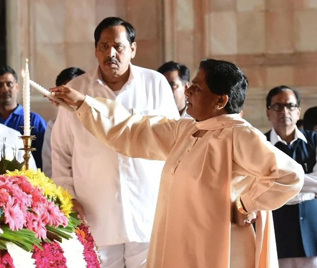 नसीमुद्दीन ने आगे कहा था- मैंने मायावती जी को ये बताया। उन्होंने चुनाव खराब होने का हवाला देते हुए मुझे जाने से रोक दिया। मैं नहीं गया। मेरी इकलौती बेटी का इलाज के अभाव में इंतकाल हो गया। मैं अपनी बेटी के अंतिम संस्कार में भी नहीं गया और मायावती जी का चुनाव लड़ाता रहा। मैं अपनी बेटी की सूरत तक नहीं देख सका।