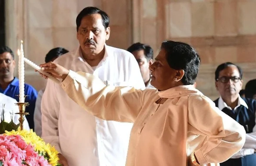 Mayawati Vs Naseemuddin Siddiqui: मायावती उत्तर प्रदेश और देश की बड़ी नेता हैं। वह चार बार यूपी की सीएम रह चुकी हैं। बसपा (BSP) सुप्रीमो राज्यसभा और लोकसभा की सदस्य भी रहीं। मायावती जबसे राजनीति में सक्रिय हुई हैं तब से आज तक कई लोग उनके करीबियों में शुमार हुए। इनमें से कुछ ऐसे भी हैं जो अब बीएसपी चीफ के साथ नहीं हैं। ऐसा ही एक नाम है नसीमुद्दीन सिद्दीकी का। नसीमुद्दीन कभी मायावती के दाहिने हाथ हुआ करते थे, लेकिन अब कांग्रेस (Congress) का पंजा 'थाम' चुके हैं:
