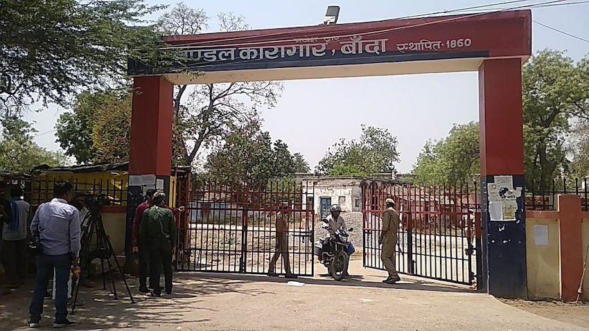 पुलिस वाले बांदा जेल में ट्रांसफर के नाम पर घबरा जाते थे। शायद ही कोई हो जो चाहता था कि उसका तबादला वहां हो। आलम ये था कि 2013 में वहां 1,098 कैदियों को रखा जा सकता था। इनके लिए वैसे तो 110 पुलिसकर्मियों की जरूरत थे, लेकिन वहां सिर्फ 34 पुलिसकर्मी ही तैनात थे।