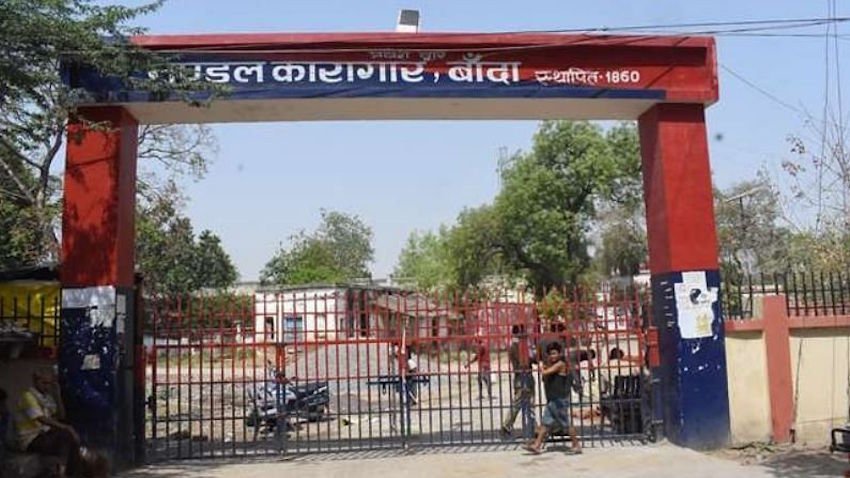 डेली मेल की रिपोर्ट के मुताबिक 2003 में जब राजा भैया बांदा जेल से छूटे तब से अगले करीब 10 सालों तक वहां एक जेलर, 3 डेप्युटी जेलर और 60 से ज्यादा वॉर्डन्स की पोस्ट्स खाली पड़ी रही।