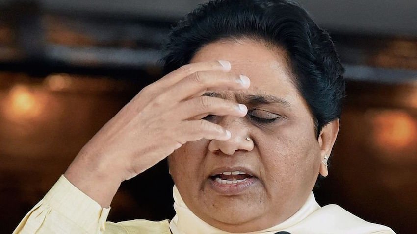 मायावती को पता था कि अगर उनके भाई को जल्द से जल्द इलाज नहीं मिला तो उसकी जान भी जा सकती है। मायावती ने भाई को लेकर अस्पताल जाने का मन पक्का कर लिया। लेकिन घर में पैसे नहीं थे जिस कारण वो किसी गाड़ी से नहीं जा सकती थीँ।(यह भी पढ़ें: मायावती के लिए अपनी इकलौती बेटी को दफनाने तक नहीं गए थे ये मुस्लिम विधायक)
